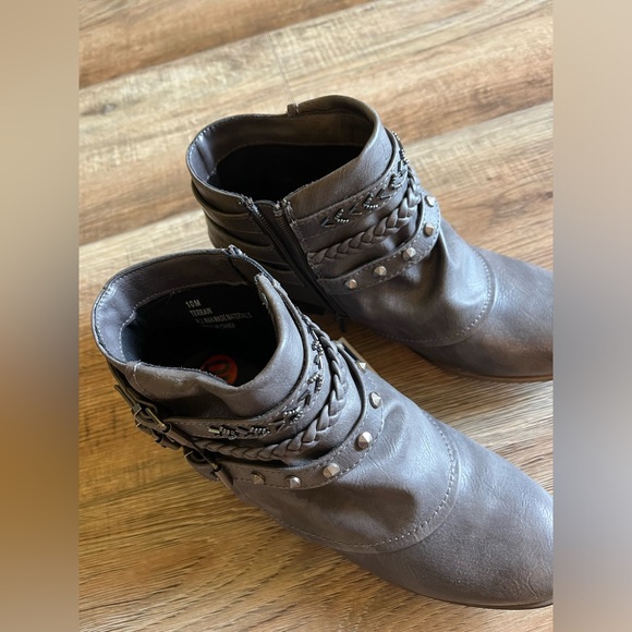 NWT Women’s Rampage Grey Ankle Boots - Picture 3 of 8